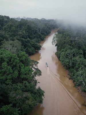 Navegación en río de la amazonía ecuatoriana