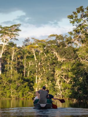 Navegación en río de la selva amazónica ecuatoriana