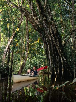 Turistas en río y selva amazónica ecuatoriana